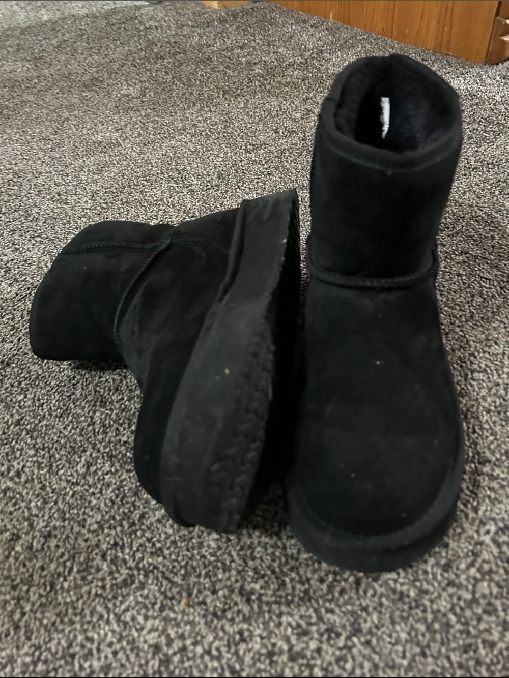 Classic Black Women's Winter Boots - Plush Lined Slip-On